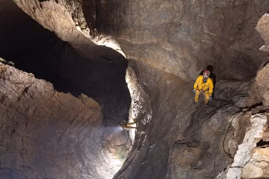 Nhà thám hiểm người Mỹ bị mắc kẹt đã được đưa lên lưng chừng hang