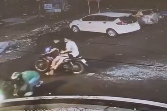 Bắt nóng hai thanh niên cướp xe máy của tài xế xe ôm ở TP. HCM