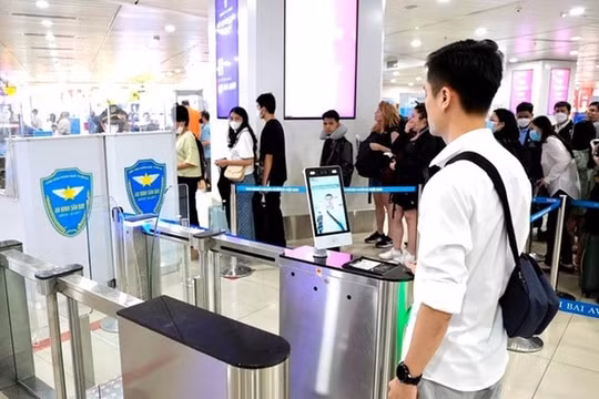 Hành khách sử dụng tài khoản VneID làm thủ tục đi máy bay
