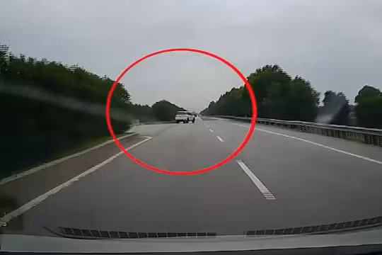 Nhập làn thiếu quan sát, tài xế suýt gây tai nạn ở làn 100km/h trên cao tốc Hà Nội - Thái Nguyên