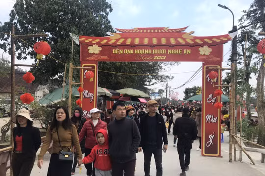 Đầu năm người dân nô nức đi lễ đền ông Hoàng Mười