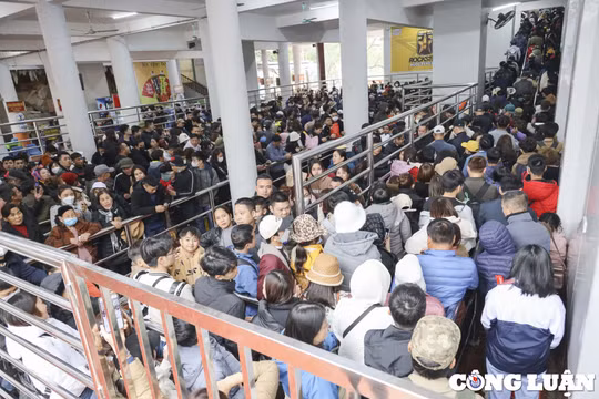 Khai hội chùa Hương: Hàng vạn người xếp hàng lên khu vực cáp treo