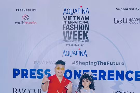 Muối Dubai nổi bật tại họp báo Aquafina Vietnam International Fashion Week Fall-Winter 2023
