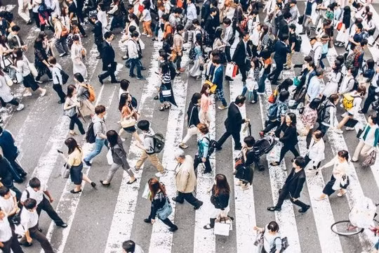 Mơ thấy đông người, nhiều người báo điềm gì? Con số may mắn liên quan