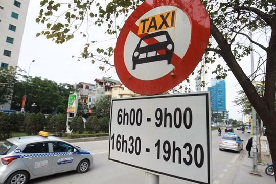 Hà Nội nghiên cứu dỡ bỏ biển cấm taxi trên nhiều tuyến phố trung tâm