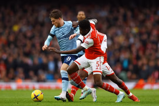 Để Brentford cầm hòa, Arsenal lỡ cơ hội ngắt đuôi Man City