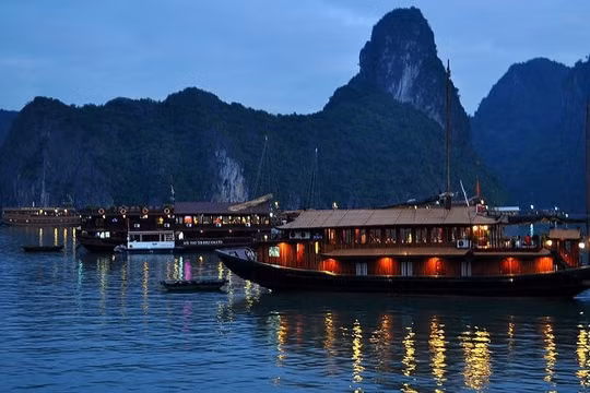 Vịnh Hạ Long là điểm đến ngắm bình minh và hoàng hôn ngoạn mục nhất