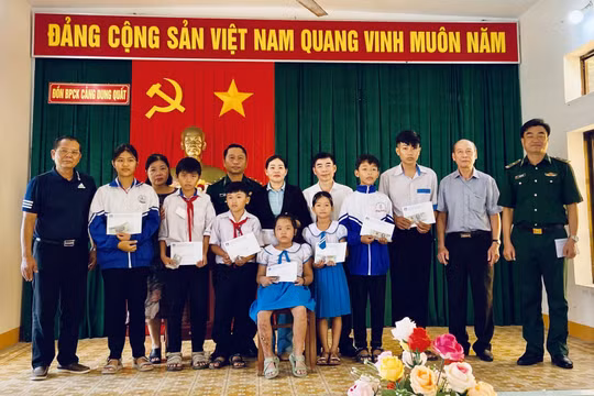 Hội Nhà báo Hà Nội trao quà cho học sinh có hoàn cảnh khó khăn tỉnh Quảng Ngãi