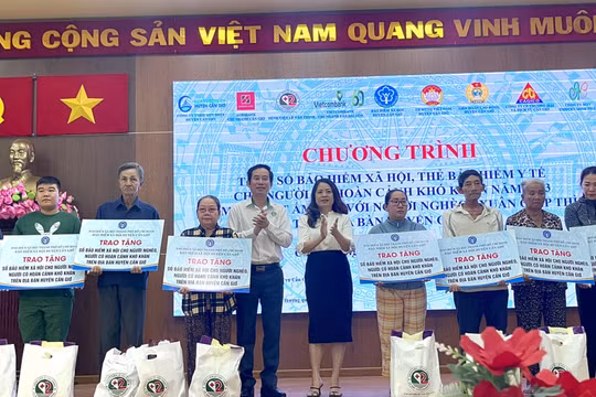Trao tặng hơn 1.000 thẻ BHYT và 400 sổ BHXH cho bà con có hoàn cảnh khó khăn