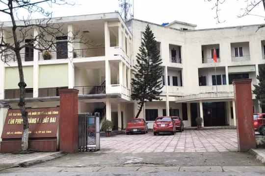 Bắt nhiều cán bộ ở Hà Tĩnh trong đường dây nhận tiền “bôi trơn'' để làm sổ đỏ ''siêu tốc''