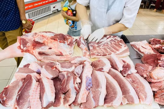 Hà Nội: Nguồn cung dồi dào, giá rau xanh và thực phẩm tươi sống giảm đồng loạt.