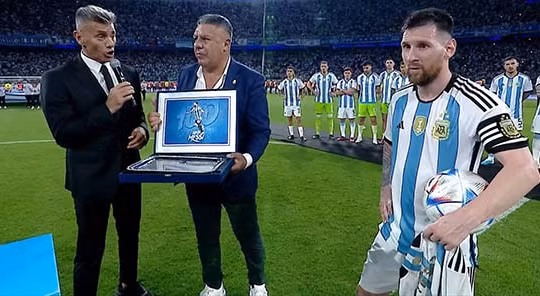 Lập hat-trick, Messi sánh vai với Ronaldo và Daei