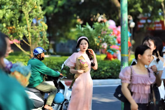 Giới trẻ 'phát sốt' với góc chụp cực đẹp bên hồ Tây dịp Quốc khánh 2/9