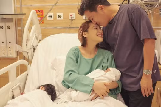 Nhã Phương chính thức hé lộ loạt khoảnh khắc thiêng liêng sau khi sinh con trai