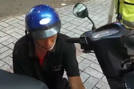Bị kiểm tra nồng độ cồn, người đàn ông cầm bật lửa, rút van xăng