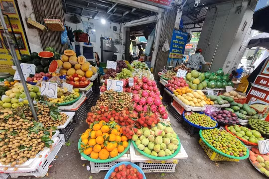 Trái cây nhập ngoại tràn xuống chợ, lấn át trái cây nội địa