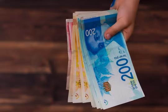 Đồng tiền của Israel lao dốc xuống mức thấp nhất trong 8 năm