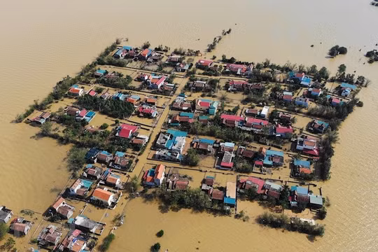 Mưa lớn kéo dài 10 ngày, miền Trung đối diện nguy cơ lũ quét, sạt lở