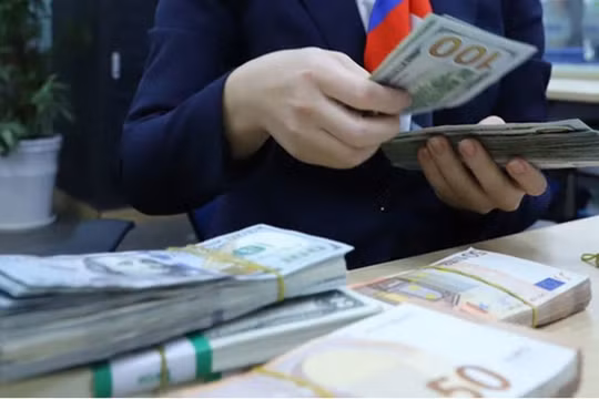 Đồng USD năm 2023: Giảm sâu trên thế giới, tăng nhẹ trong nước
