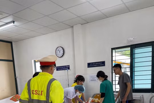 Cảnh sát giao thông dùng xe đặc chủng đưa cháu bé bị co giật đi cấp cứu