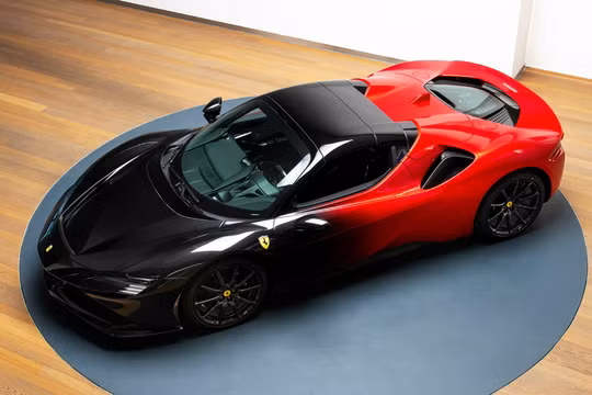 Chiêm ngưỡng Ferrari SF90 Spider phối hai tông màu độc lạ