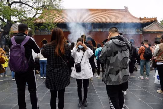 Hàng dài thanh niên Trung Quốc đi chùa để cầu có việc làm