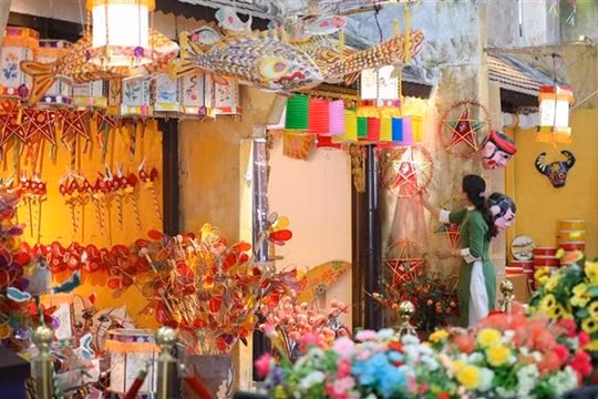 Đặc sắc chương trình tour đêm "Đèn thu lung linh" tại Hoàng thành Thăng Long