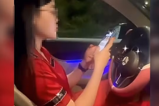 Xử phạt nữ tài xế ô tô buông hai tay, “dán mắt” vào điện thoại để quay TikTok