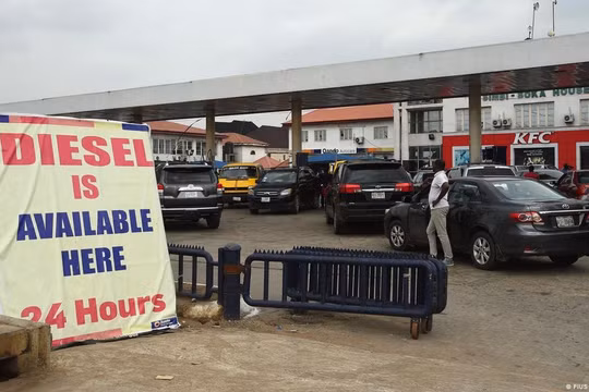 Nigeria: Giàu dầu mỏ, “nghèo” khả năng lọc dầu, cần đa dạng hoá cần kinh tế