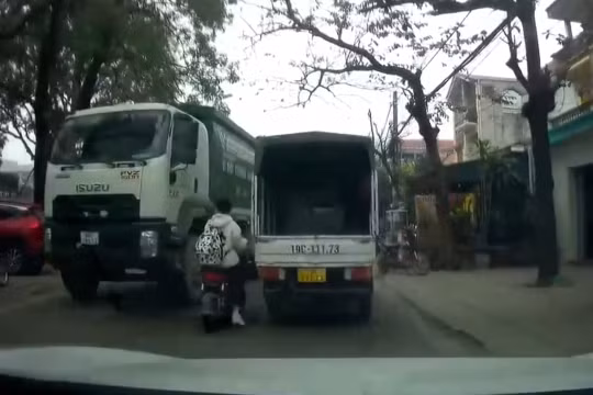Tài xế ô tô giật mình bấm còi liên hồi khi bé gái xuất hiện trước đầu xe