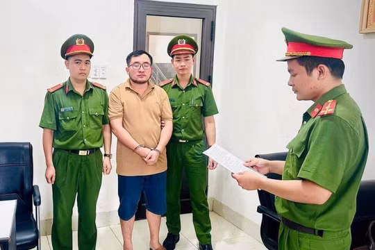 Bắt tạm giam đối tượng "nổ" có quan hệ, lừa xin học để chiếm đoạt tài sản