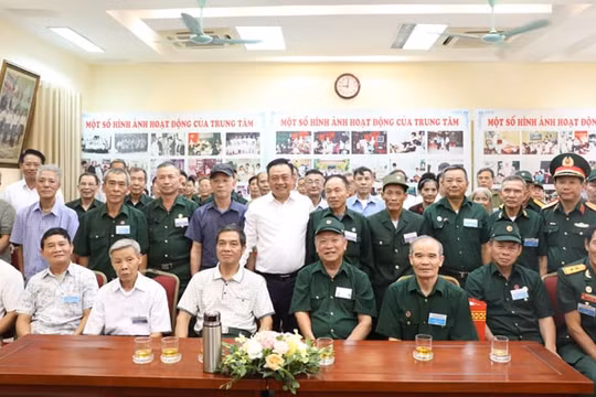 Chủ tịch UBND TP Hà Nội Trần Sỹ Thanh thăm hỏi người có công, thân nhân liệt sĩ