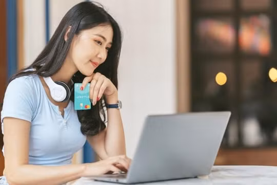 Tiêu dùng số lên ngôi đi đôi với thanh toán không tiền mặt