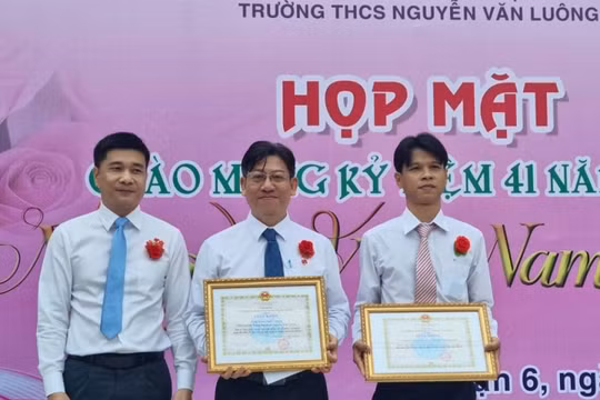 Khen tặng các Hiệu trưởng, nhà trường có sáng kiến kêu gọi hỗ trợ thẻ BHYT cho học sinh nghèo