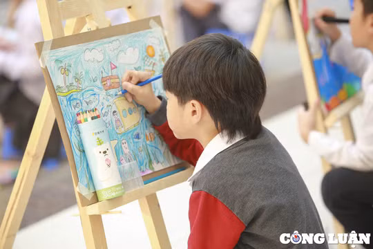 Học sinh hào hứng tham gia “Em vẽ đại dương xanh - ngôi nhà của các loài sinh vật biển”
