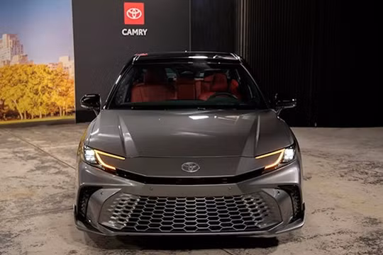 Cận cảnh Toyota Camry 2025