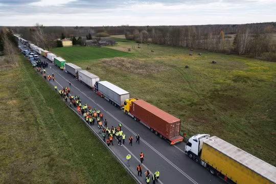 Khoảng 3.000 xe tải mắc kẹt ở biên giới Ukraine do tài xế Ba Lan phong tỏa
