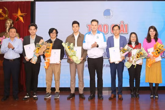 Trao giải Cuộc thi viết “Những kỷ niệm sâu sắc về thầy cô và mái trường” năm 2023