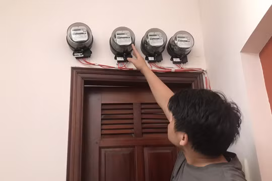 Chủ nhà trọ tăng tiền điện, nước: Sinh viên, người lao động “kêu trời”