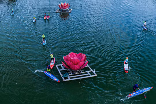Độc đáo hội đua thuyền SUP trên sông Hà Thanh (Bình Định)
