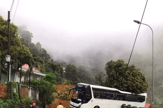 Sạt lở trên đèo Bảo Lộc, 3 chiến sĩ Cảnh sát giao thông và 1 người dân mất tích