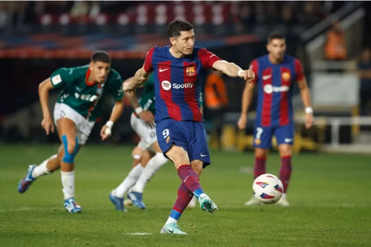 Robert Lewandowski tỏa sáng, Barca đánh bại Alaves 2-1