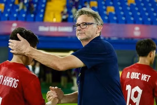 HLV Troussier áp dụng điều chưa từng có trong tiền lệ với U22 Việt Nam