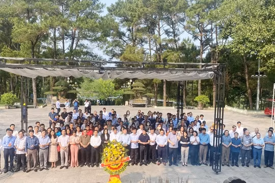 Đoàn đại biểu dự Hội thảo Báo Đảng dâng hương tại Nghĩa trang liệt sĩ quốc gia Trường Sơn
