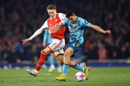 Hòa hú vía đội bét bảng Southampton, cơ hội vô địch của Arsenal thấp dần