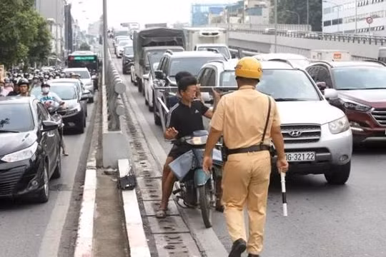 Hà Nội: Ngăn chặn tình trạng xe máy đi vào đường Vành đai trên cao