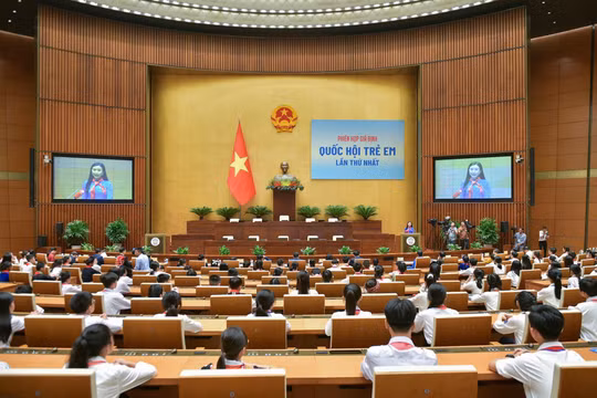 Chủ tịch Quốc hội Vương Đình Huệ dự Phiên họp toàn thể giả định “Quốc hội trẻ em” lần thứ nhất