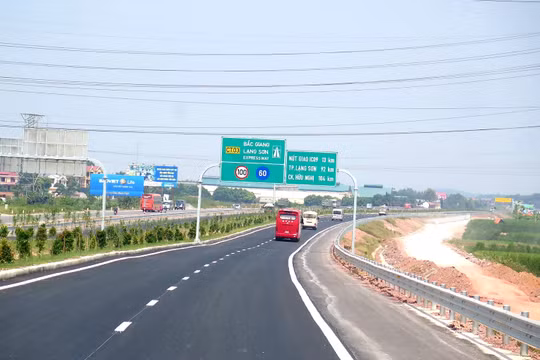 Vướng mặt bằng cản tiến độ đường gom cao tốc Hà Nội - Bắc Ninh
