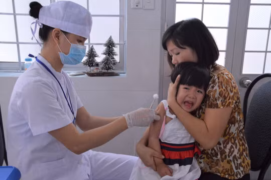 Hà Nội tiêm bù vắc xin tiêm chủng mở rộng cho trẻ nhỏ