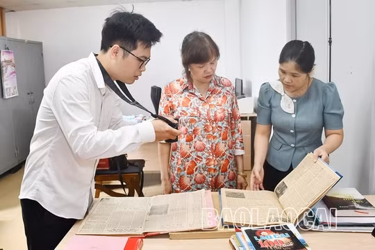 Lào Cai trao tặng sách, kỷ yếu, ấn phẩm tư liệu báo chí cho Bảo tàng Báo chí Việt Nam